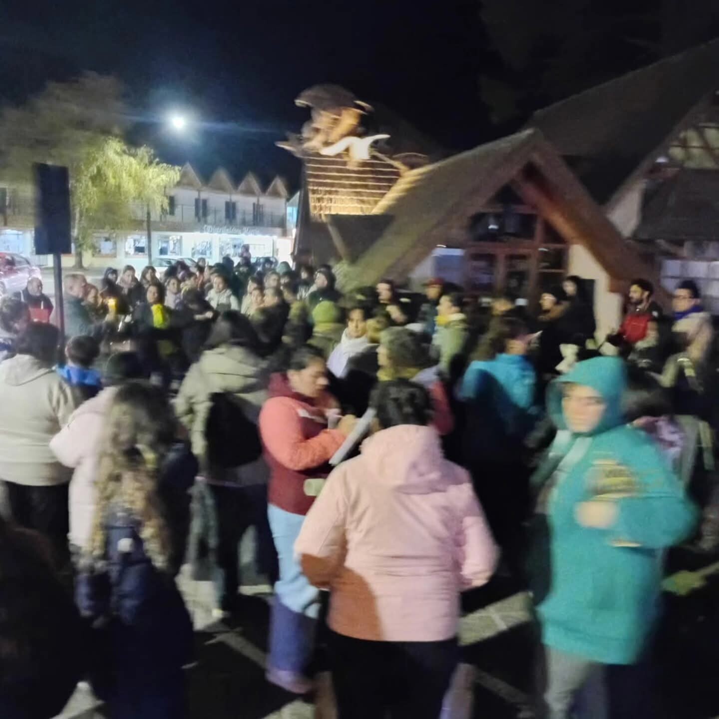 DOCENTES AUTOCONVOCADOS SE MOVILIZARON EN TREVELIN