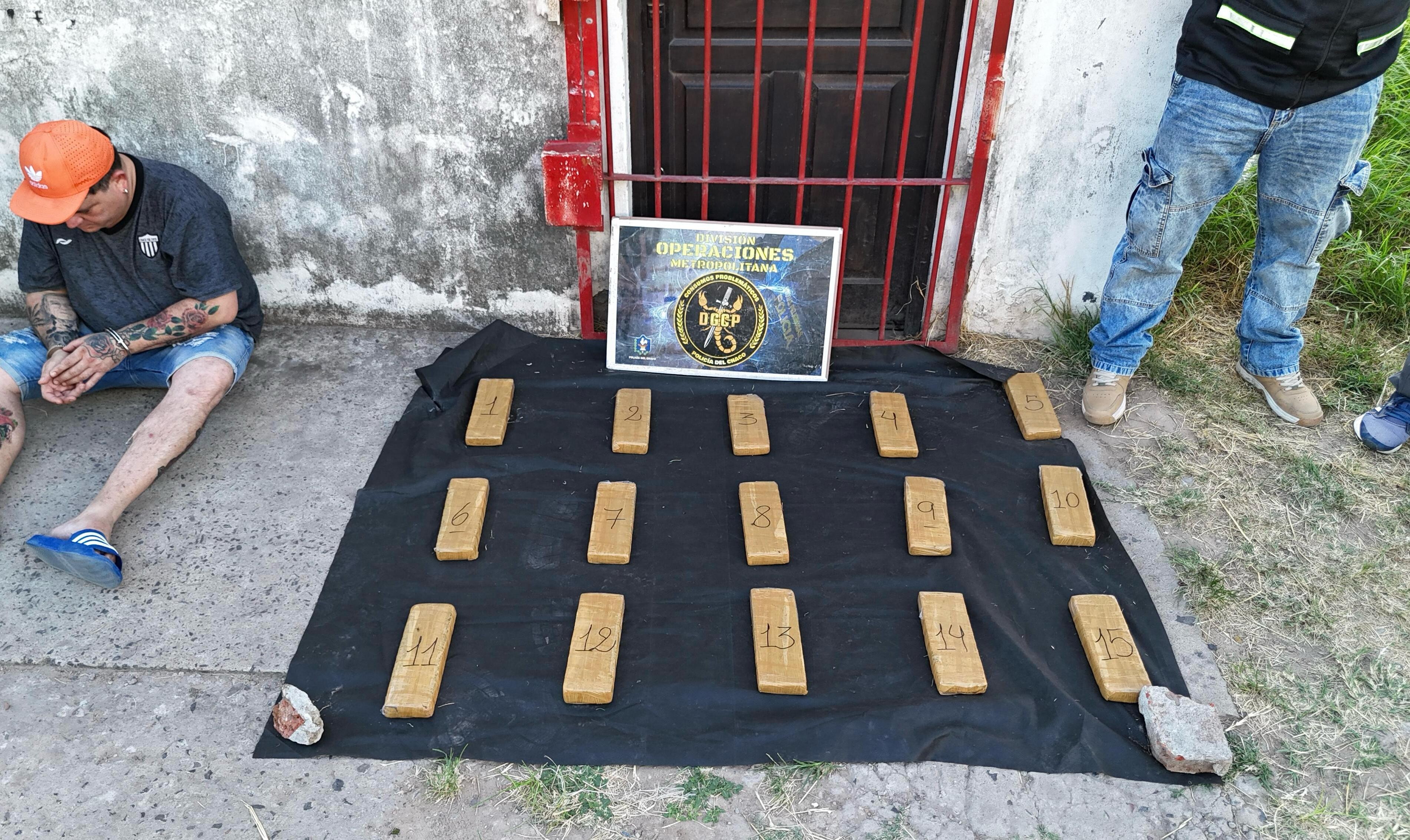 CON 15 PANES DE MARIHUANA INTENTÓ ESCAPAR, PERO LOS EFECTIVOS DE ANTINARCÓTICOS LO ATRAPARON