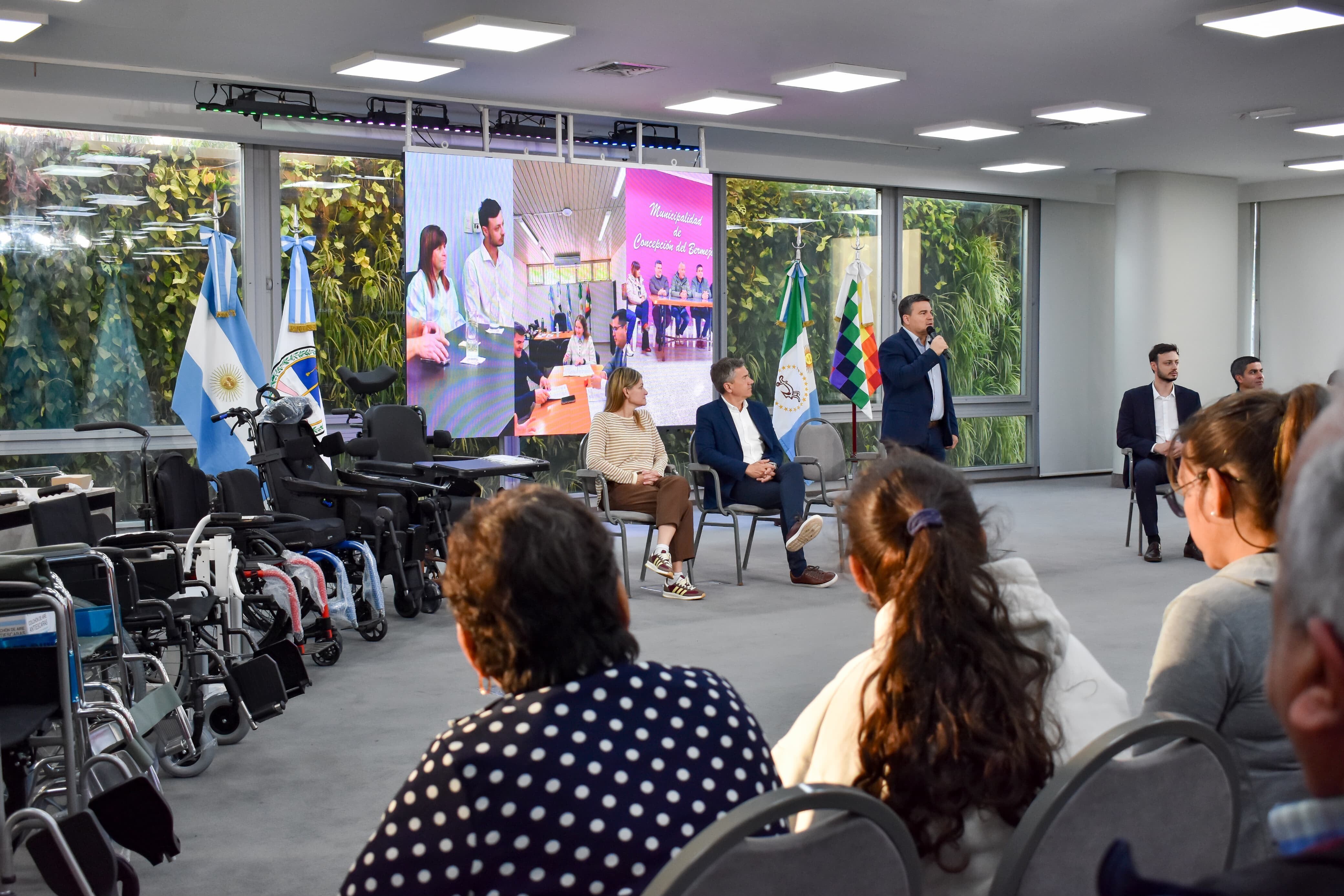 MÁS RESPUESTAS PARA LOS AFILIADOS: EL GOBERNADOR ZDERO ENTREGÓ AYUDAS TÉCNICAS DEL INSSSEP MÁS RESPUESTAS PARA LOS AFILIADOS: EL GOBERNADOR ZDERO ENTREGÓ AYUDAS TÉCNICAS DEL INSSSEP