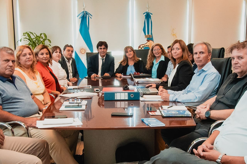 43773.png El Gobierno y los gremios docentes (UDAP, UDA y AMET) sellaron un nuevo acta paritaria que establece la pauta salarial para el semestre