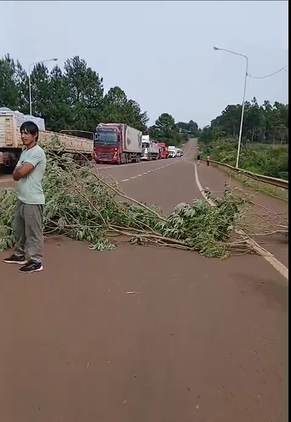 46054.png Tareferos y productores yerbateros cortan la ruta 14 en Dos de Mayo