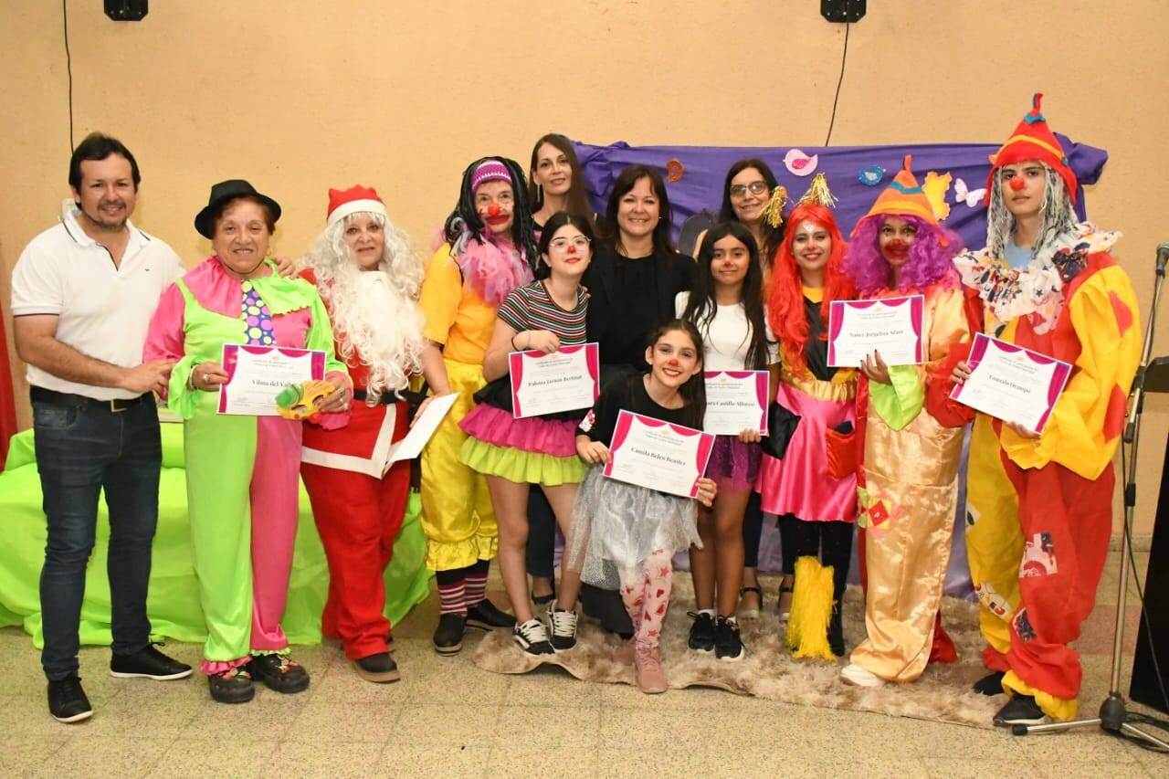 TRES ISLETAS: ENTREGA DE CERTIFICADOS A LOS INTEGRANTES DEL GRUPO DE TEATRO MUNICIPAL