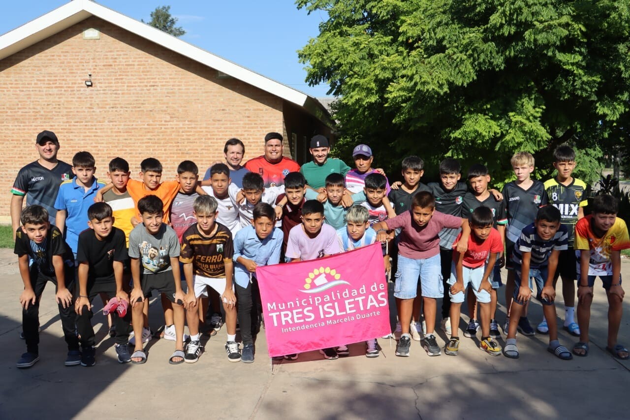 TRES ISLETAS: CONTINUAMENTE  APOYAMOS A  INSTITUCIONES Y DEPORTISTAS DE NUESTRA LOCALIDAD