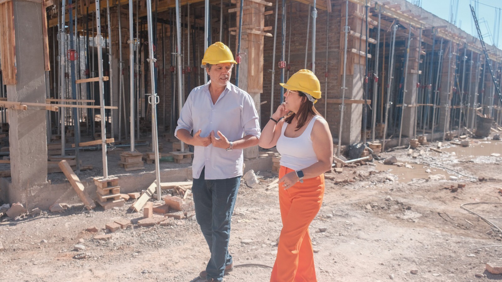 La intendenta de Chimbas,Daniela Rodriguez, recorrió las obras de un nuevo Centro Comercial que contara el departamento.