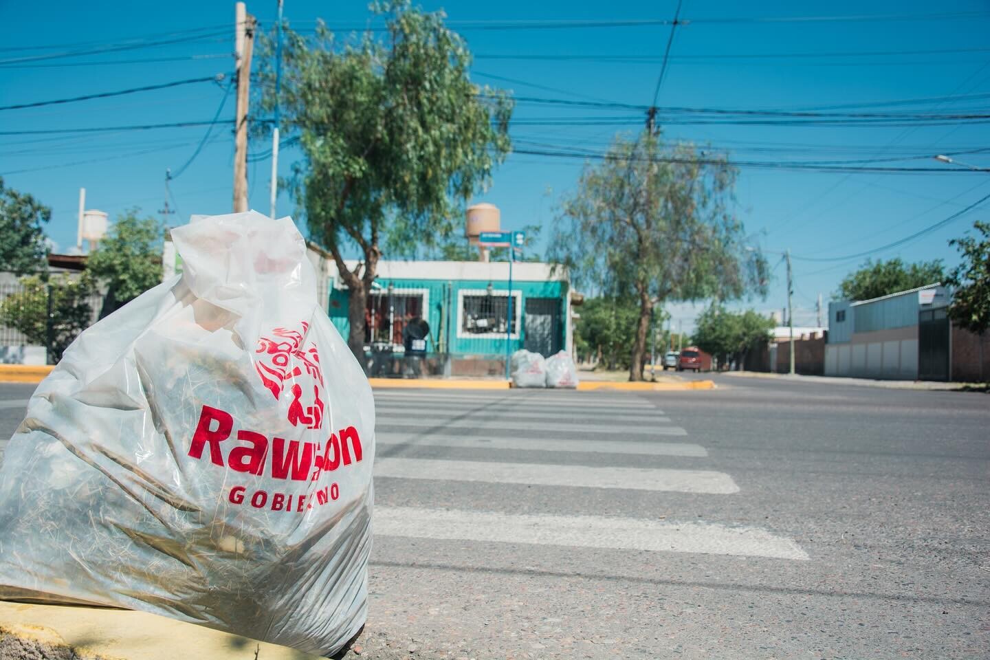 El municipio de Rawson continua con las tareas de mantenimiento de Plazas,Espacios Verdes y Arbolado durante esta semana
