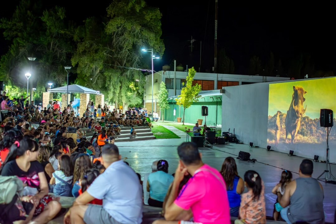 Las nochecitas de cine en la plazoleta Guayaquil de San Martin tuvieron una gran participación de público.