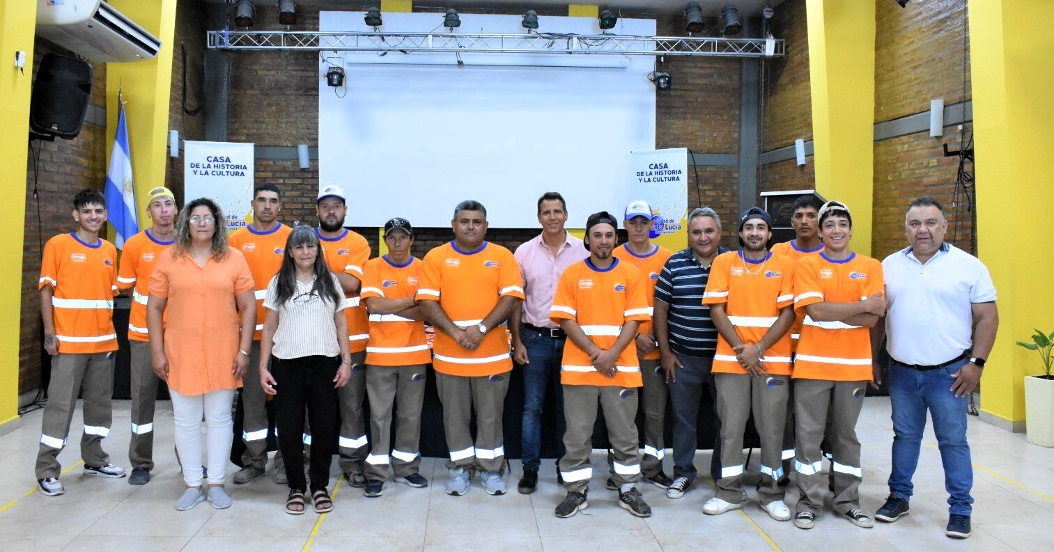 El municipio de Santa Lucia entrego nueva indumentaria para su área de Servicios