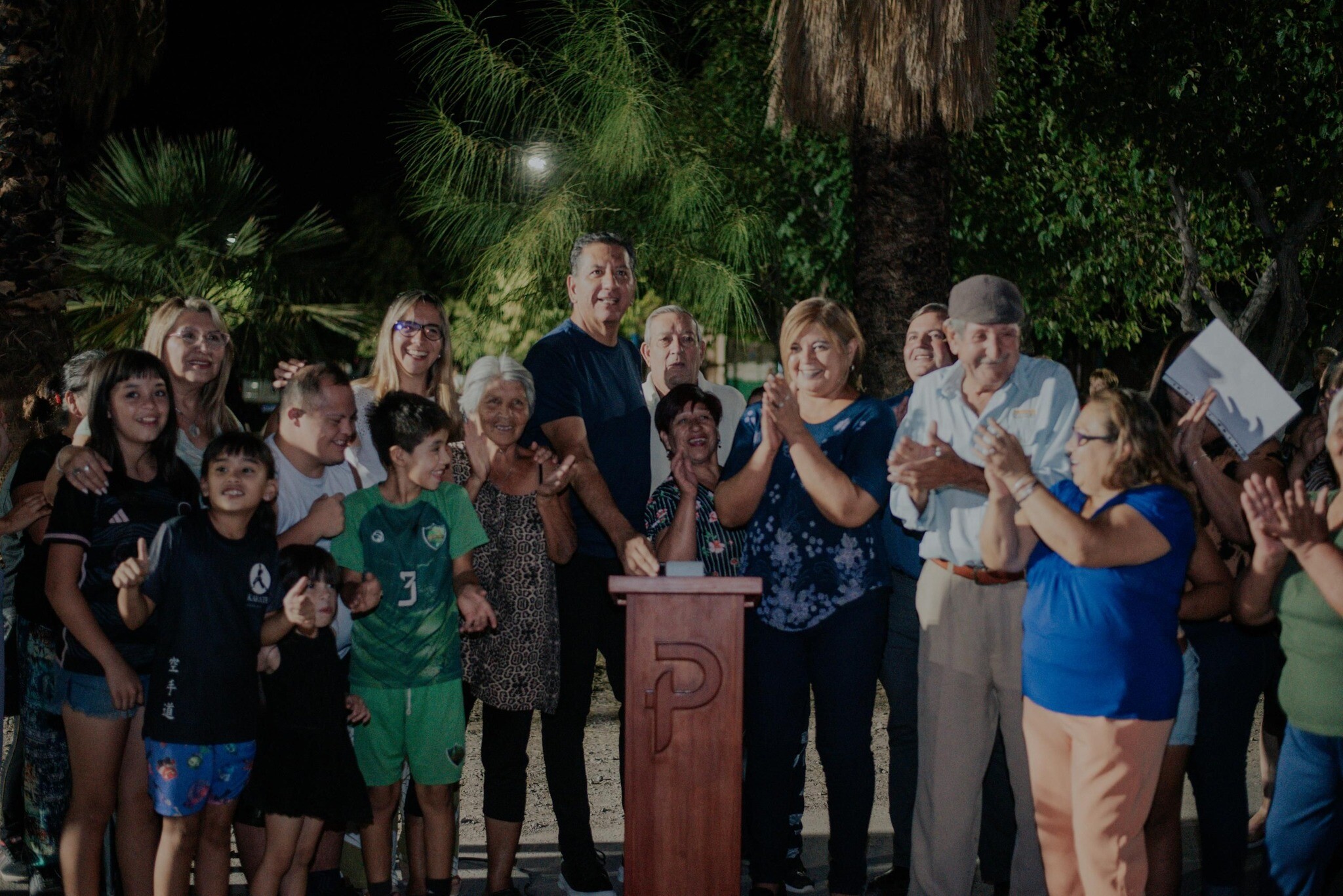 El intendente de Pocito, Fabian Aballay, inauguró la nueva iluminación del Barrio Lote Hogar 13, en el marco del 34 aniversario del complejo habitacional.