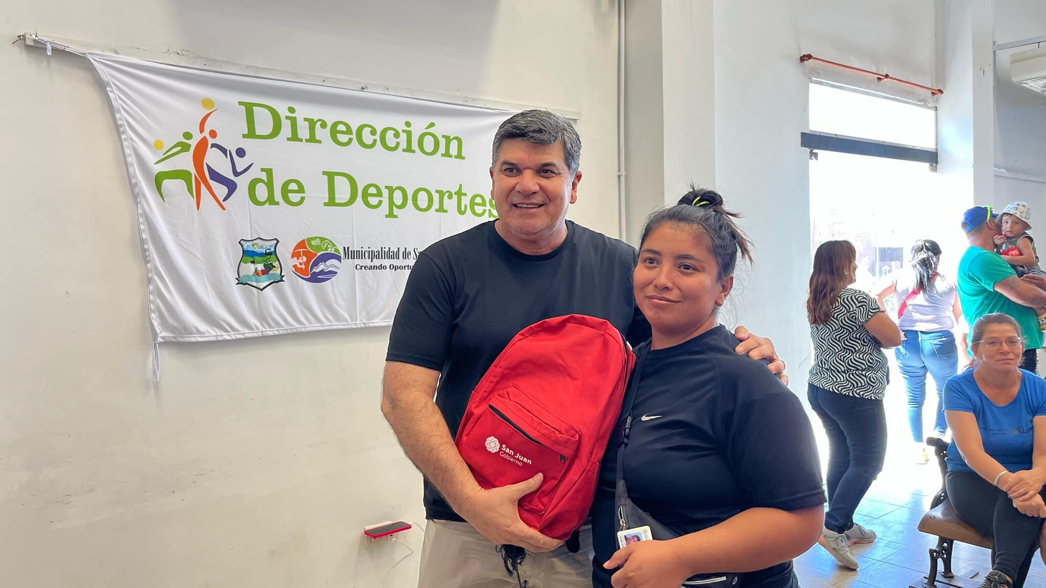 El intendente de Sarmiento,Alfredo Castro,participo de la  entrega de kits escolares en distintas zonas del departamento.