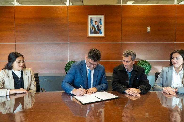 El ministro de Familia y Desarrollo Humano, Carlos Platero y Juan Pablo Delgado Yunes, presidente de la Cámara de Servicios Mineros (CaSeMi) firmaron un convenio de cooperación para promover el desarrollo de  emprendimientos
