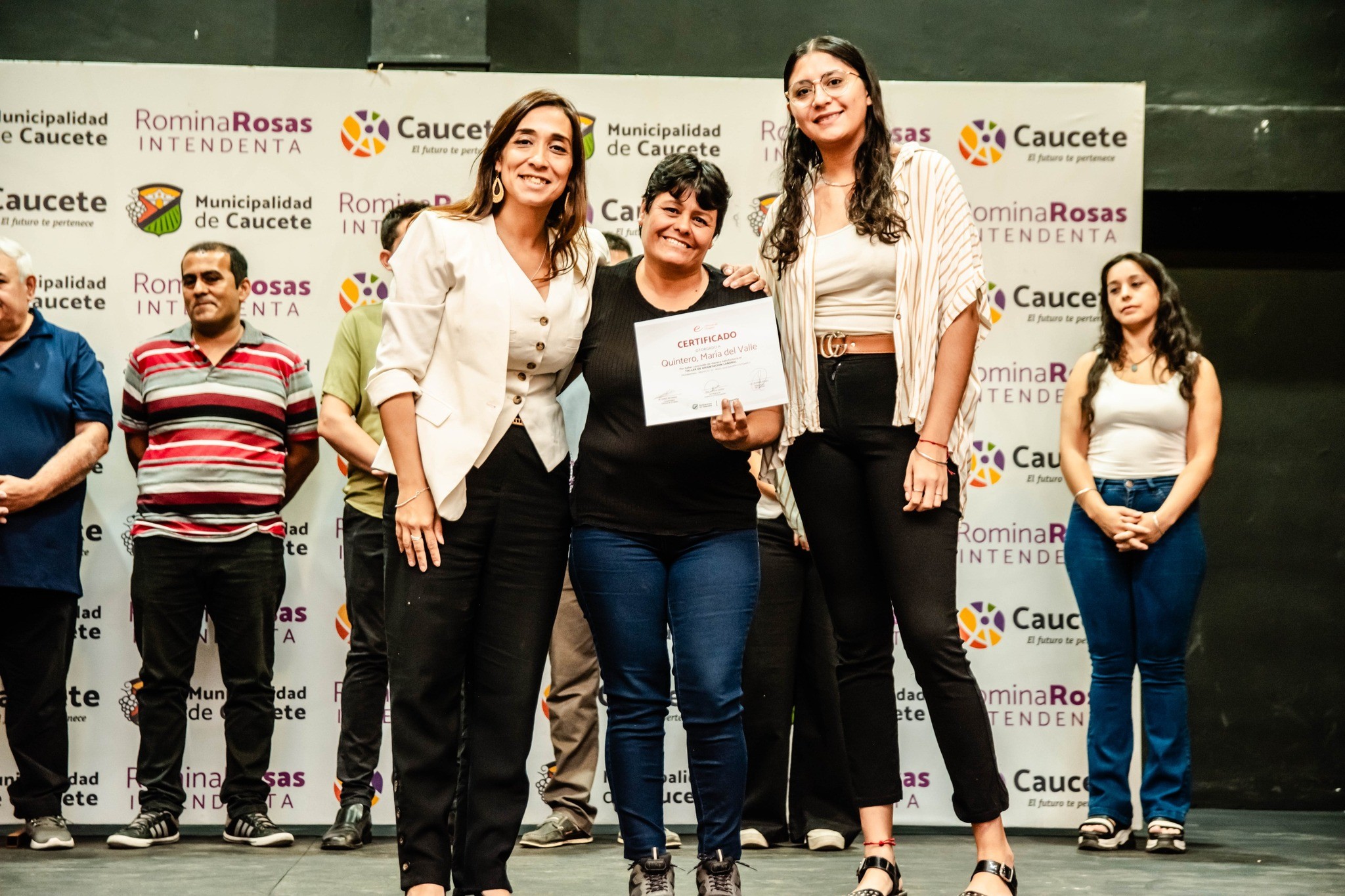 Brindando más oportunidades para los cauceteros,la intendenta Romina Rosas hizo entrega de 50 certificados a quienes completaron su Taller de Orientación Laboral