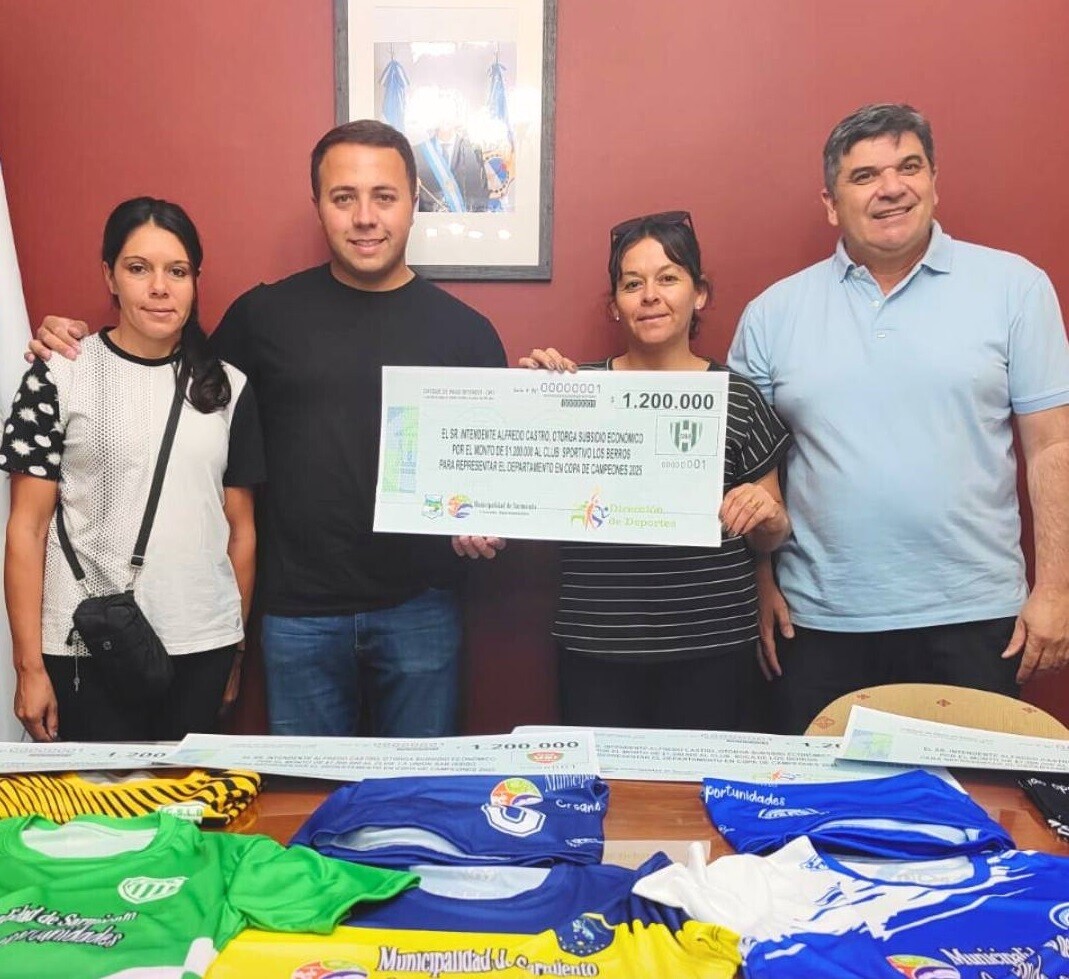 El intendente de Sarmiento,Alfredo Castro, hizo entrega de indumentaria deportiva y un importante subsidios a clubes del departamento.