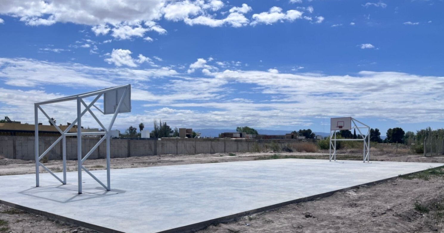 El intendente de Santa Lucia visito y recorrió el avance  de Obra de un nuevo Polideportivo en el departamento.