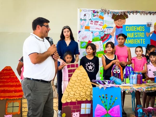 El intendente de 9 de Julio,Daniel Banega, participo del acto de fin de ciclo de los pequeños de Manitos Laboriosas.