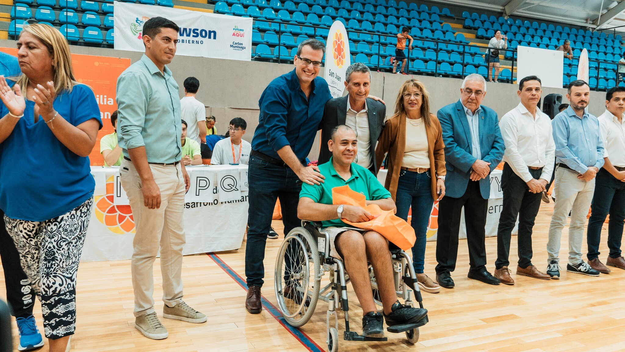 El intendente de Rawson,Carlos Munisaga,junto al Ministro de Familia,Carlos Platero hicieron entrega de los Kit Escolares de las Colonias de Verano