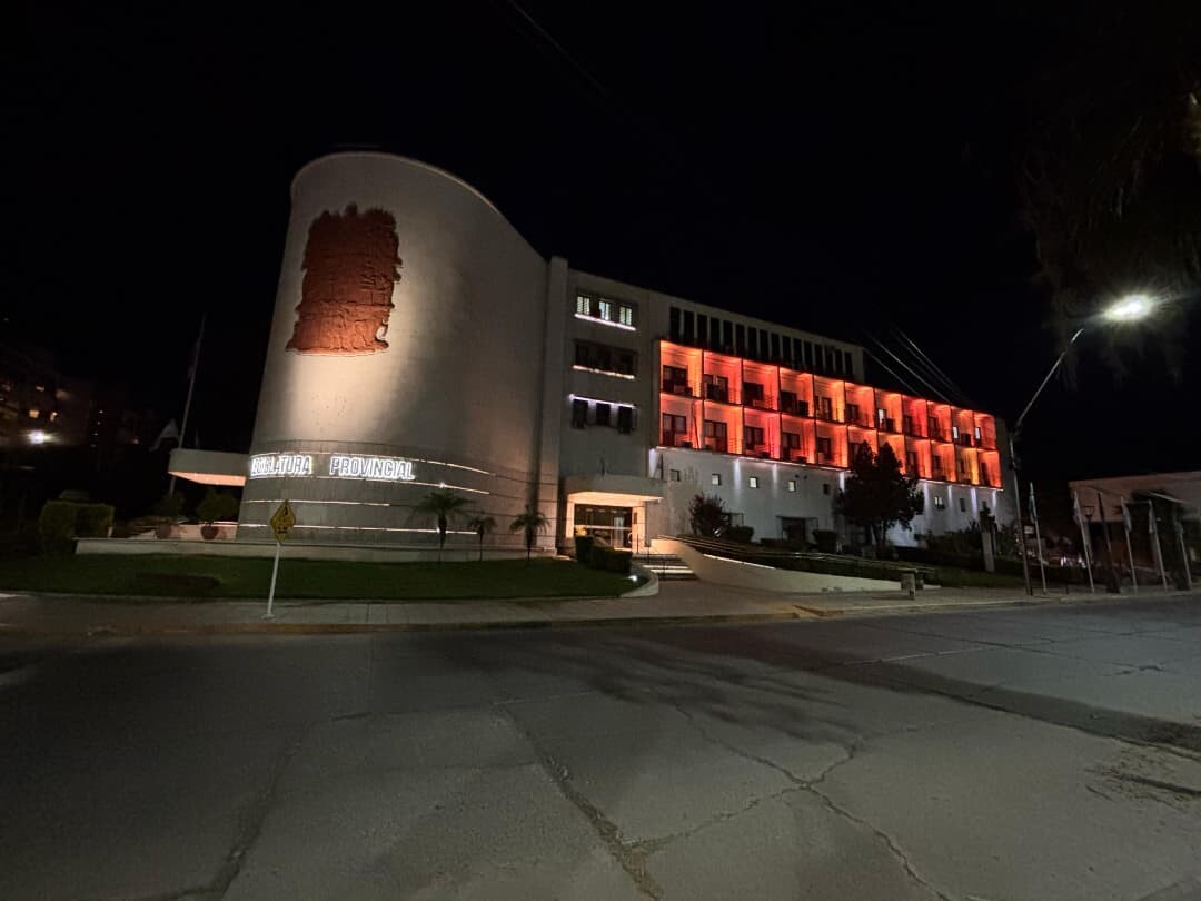 En memoria de Shiri, Ariel y Kfir Bibas, los argentinos-israelíes asesinados por el grupo terrorista Hamas, el edificio de la Casa de Todos se iluminó de naranja.