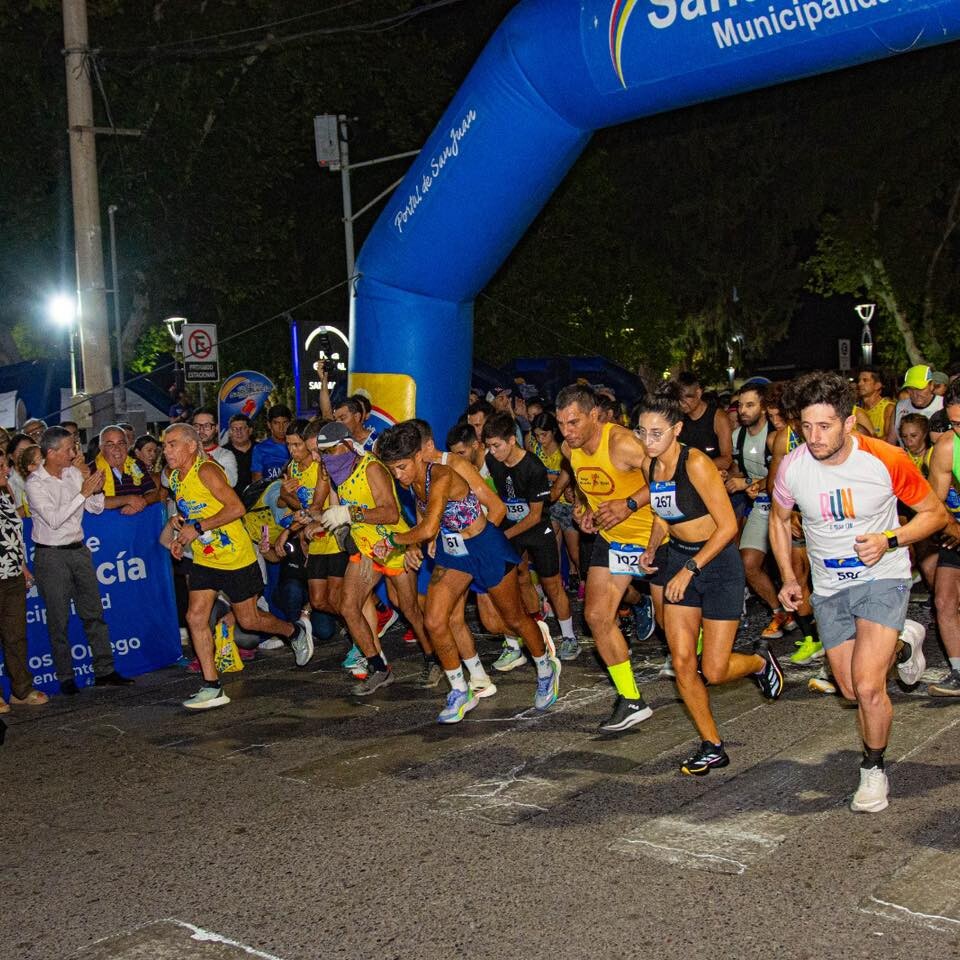 Santa Lucia vivió una noche en familia compartiendo la Carrera por el Amor y la Vida de Fundame.