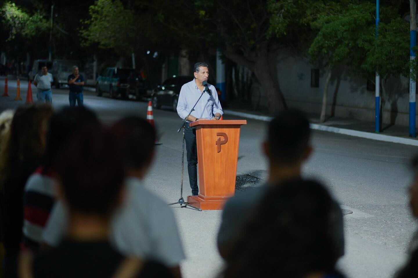 El municipio de Pocito dejo inaugurada nuevas obras de iluminacion en la villa cabecera.