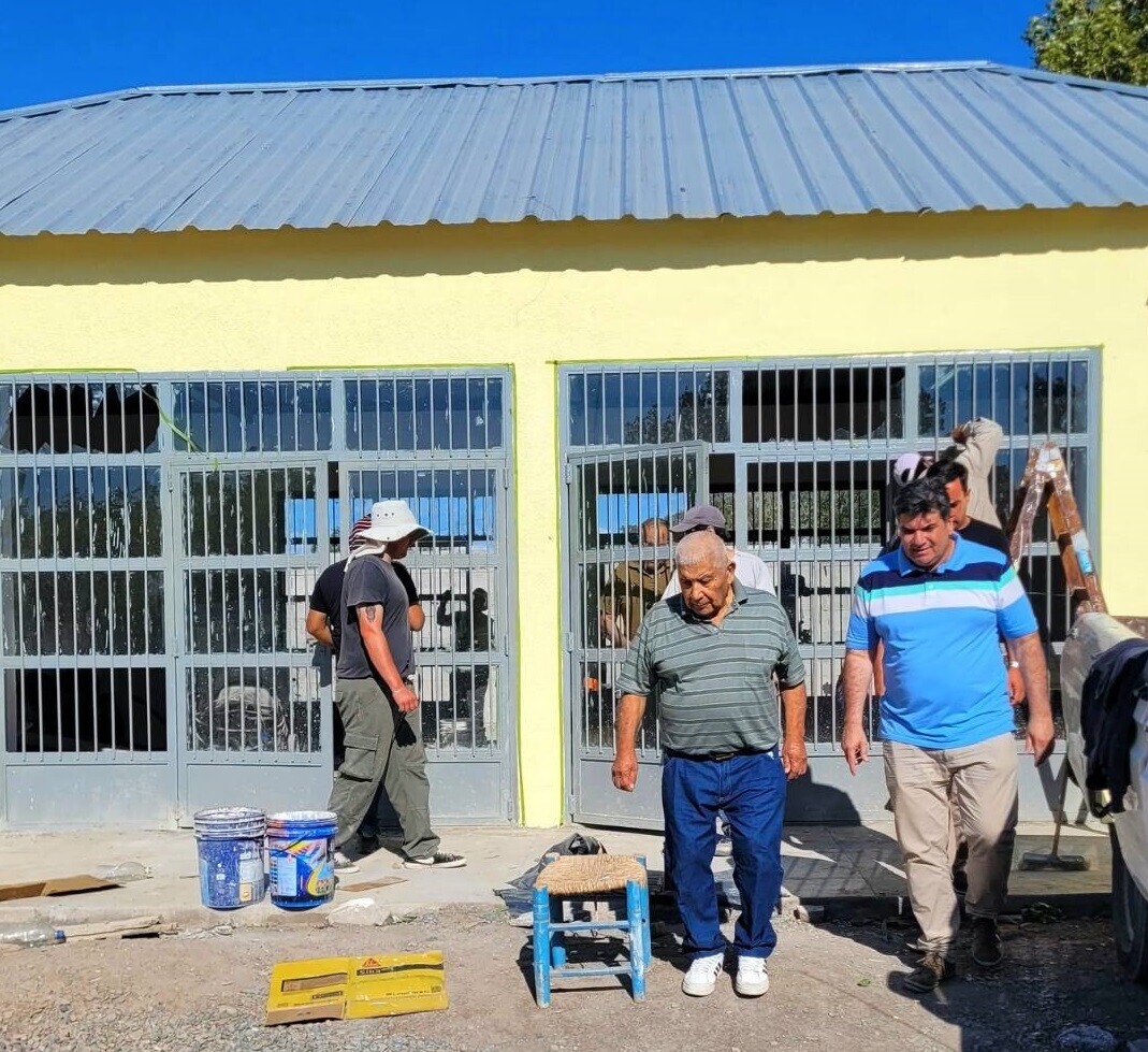 Avanzan las obras de reparacion y remodelacion del SUM del Medano en Sarmiento.