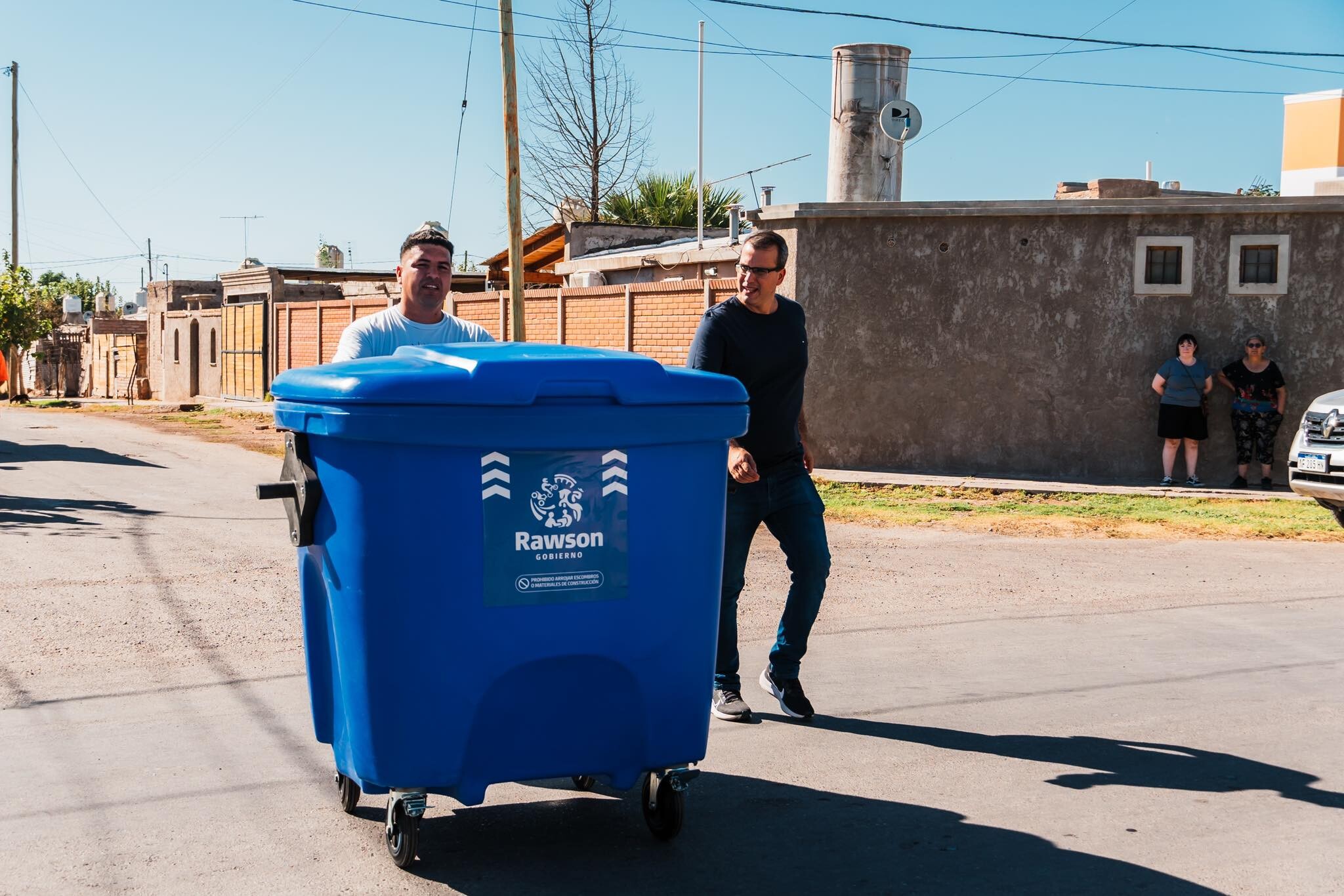 El municipio de Rawson sigue avanzando en el cuidado de la limpieza del departamento colocando nuevos contenedores de residuos.