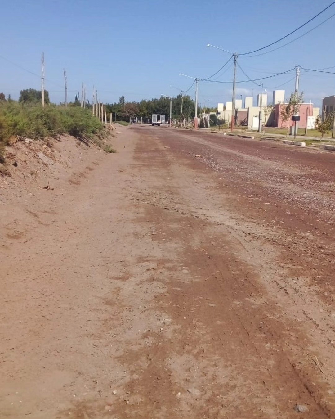 En el marco del convenio firmado con el gobierno de la provincia ya se están llevando a cabo las obras de pavimentación en dos barrios  de San Martin