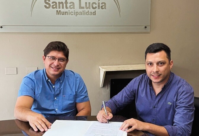 El intendente de Santa Lucia, Juan José Orrego, firmo un importante convenio con la Asociación de Fomento del Bº El Vivero.