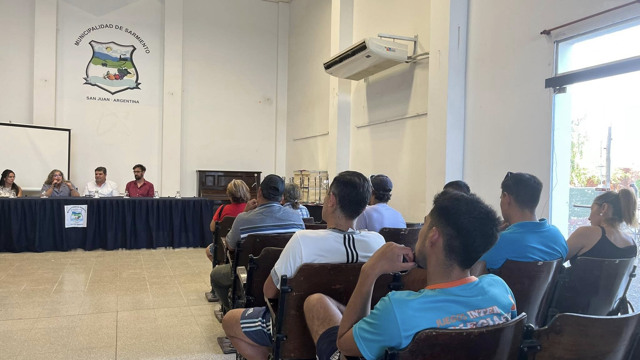 El intendente Alfredo Castro de Sarmiento hizo  entrega de marcas y señales para el ganado, así como de la formalización de los Registros Únicos de Productores Agropecuarios (RUPA) y el Registro Nacional Sanitario de Productores Agropecuarios (RENSPA)