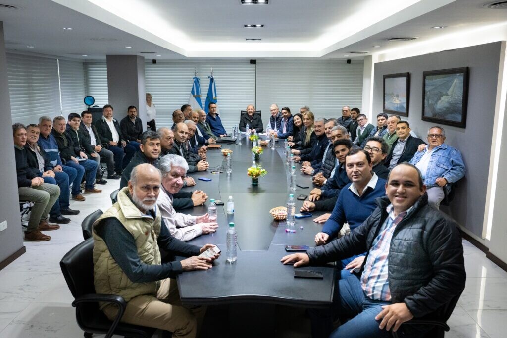 Insfrán se reunió con intendentes y presidentes de Comisiones de Fomento