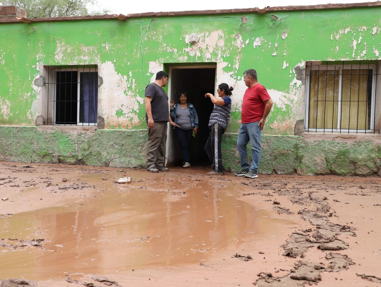 Tras las intensas lluvias y el fuerte temporal que afectó diversas localidades del departamento, el Municipio de Jáchal desplegó un operativo de asistencia para atender a las familias damnificadas y mitigar los efectos del fenómeno climático.