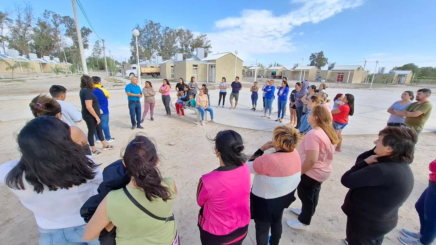 La intendenta de Caucete,Romina Rosas,mantuvo una reunion  con los vecinos del Barrio El Algarrobo para contarles los detalles de la ampliación del recorrido del transporte público y la instalación de nueva señalética.