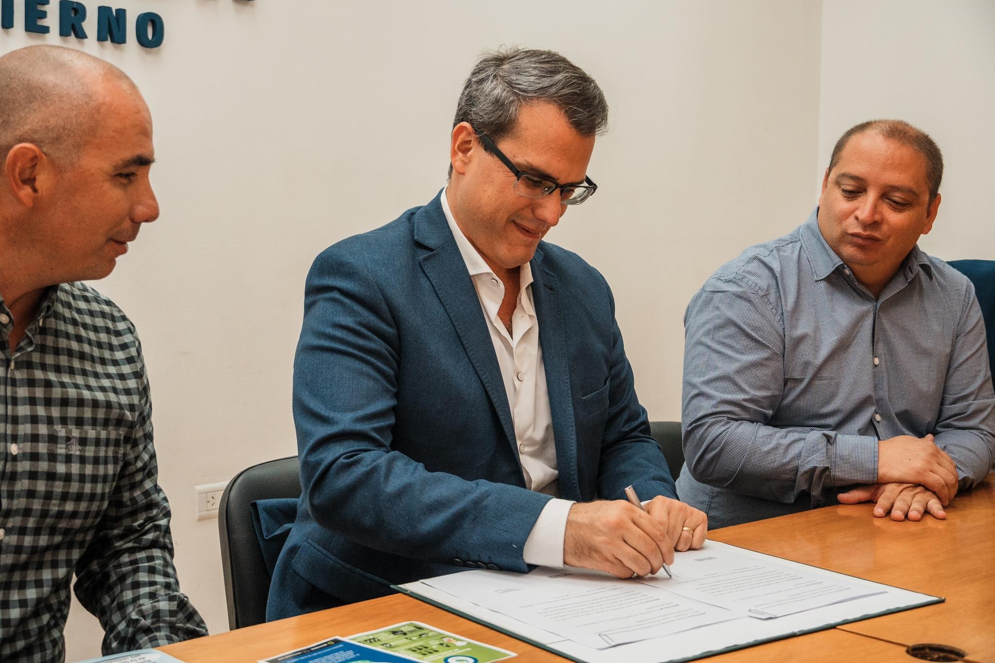 El intendente de Rawson,Carlos Munisaga, firmo un importante convenio para seguir impulsando acciones concretas para cuidar nuestro ambiente.
