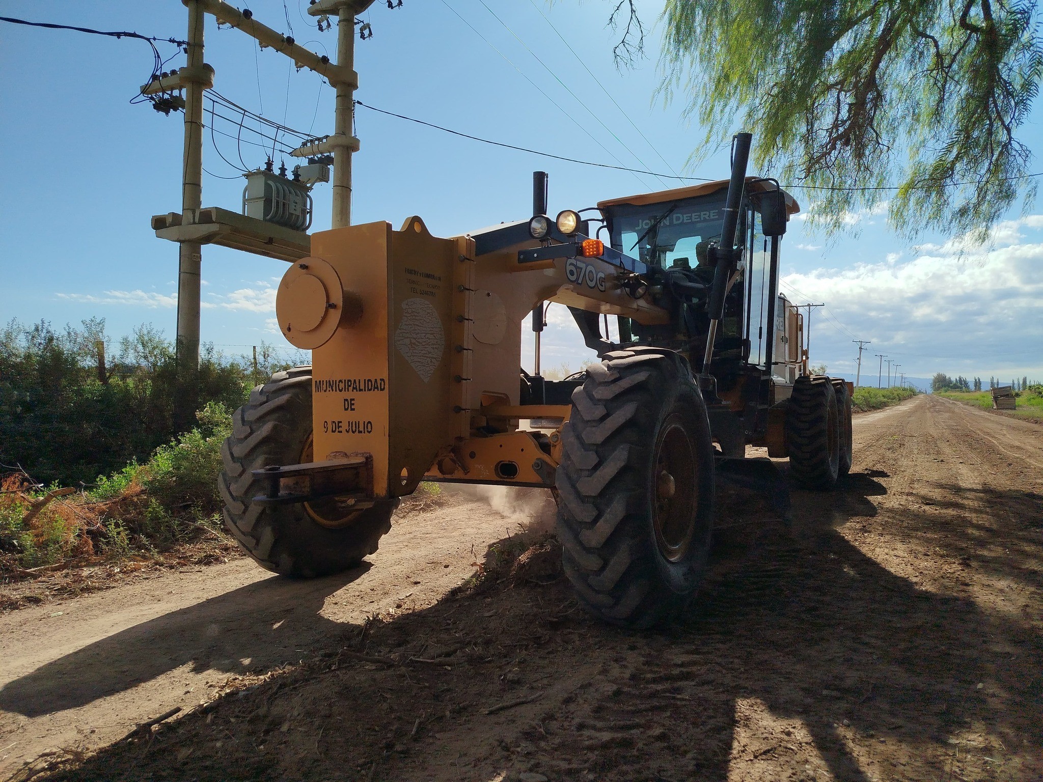 El municipio de 9 de Julio continua avanzando en el marco del plan de mantenimiento y mejora de las calles en distintos sectores del  departamento.