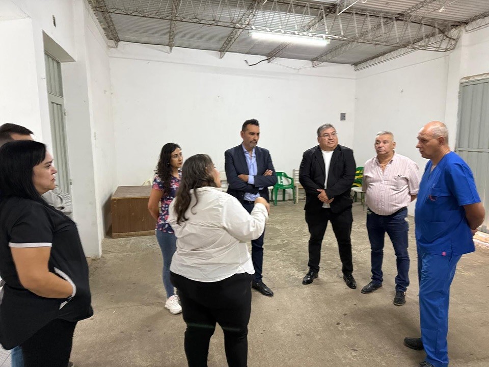 El intendente de Ullum,David Dominguez,se reunio con autoridades sanitarias para coordinar el funcionamiento del CAPS del departamento durante su remodelacio.