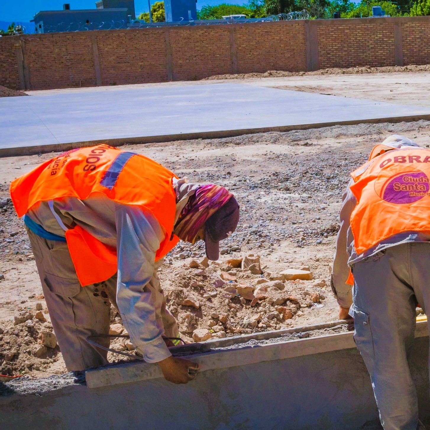 El municipio de Santa Lucia avanza en la obras de construcción sobre  el futuro Polideportivo en Barrio Tomás Edison.