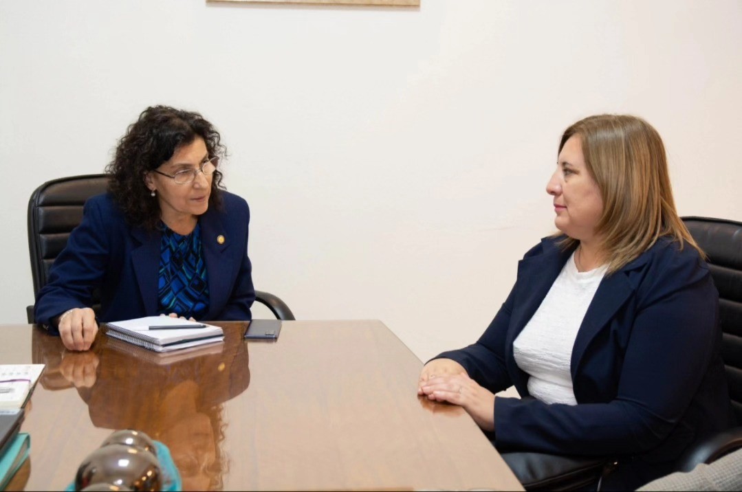 La intendenta de San Martin, Analía Becerra,se reunió con autoridades de la Facultad de Filosofía de la UNSJ.