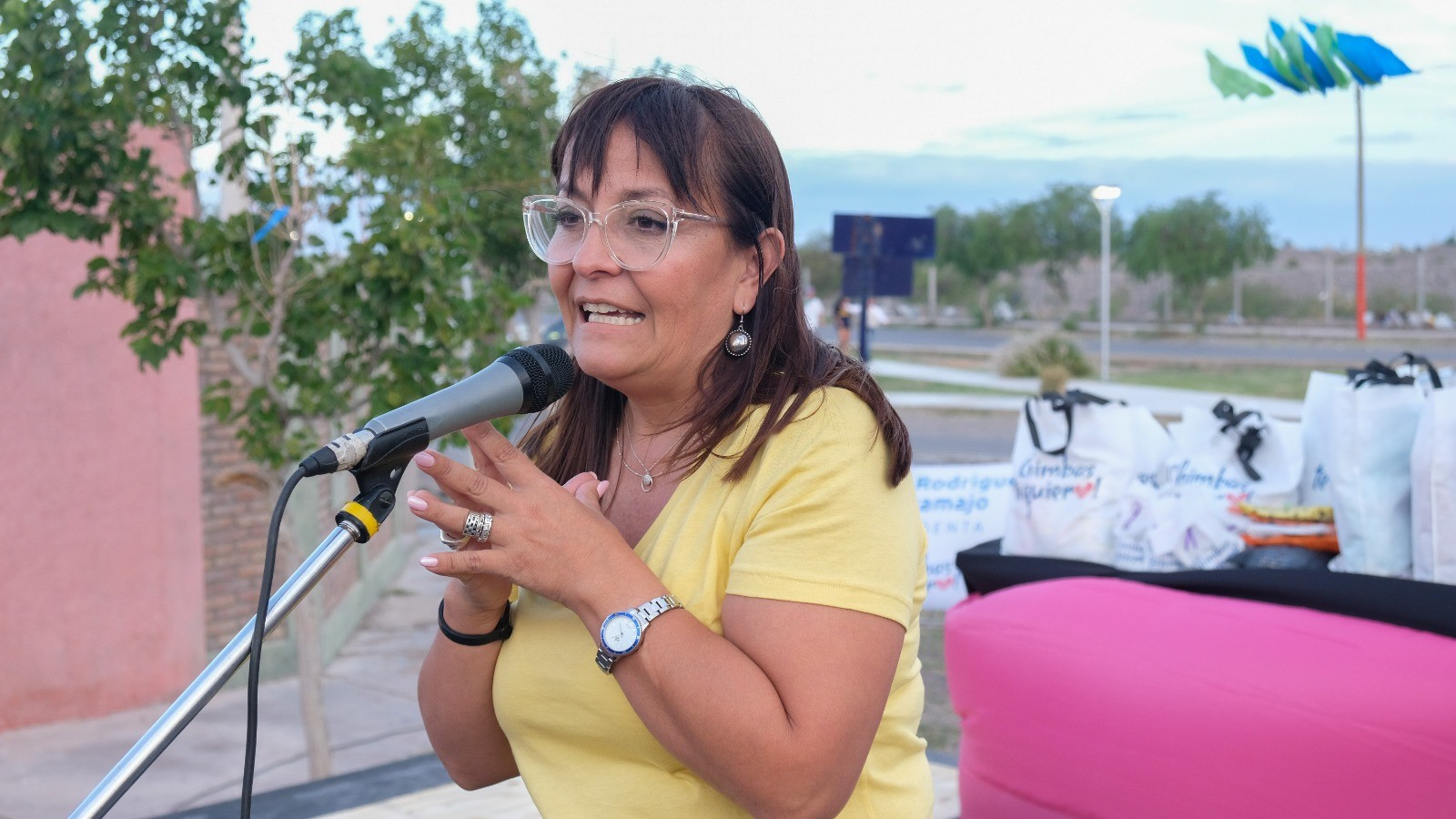 Bajo el lema «Nos Abrazamos,Nos Queremos»,la intendente de Chimbas,Daniela Rodríguez mantuvo un encuentro especial con vecinas den el marco del Mes de la Mujer.