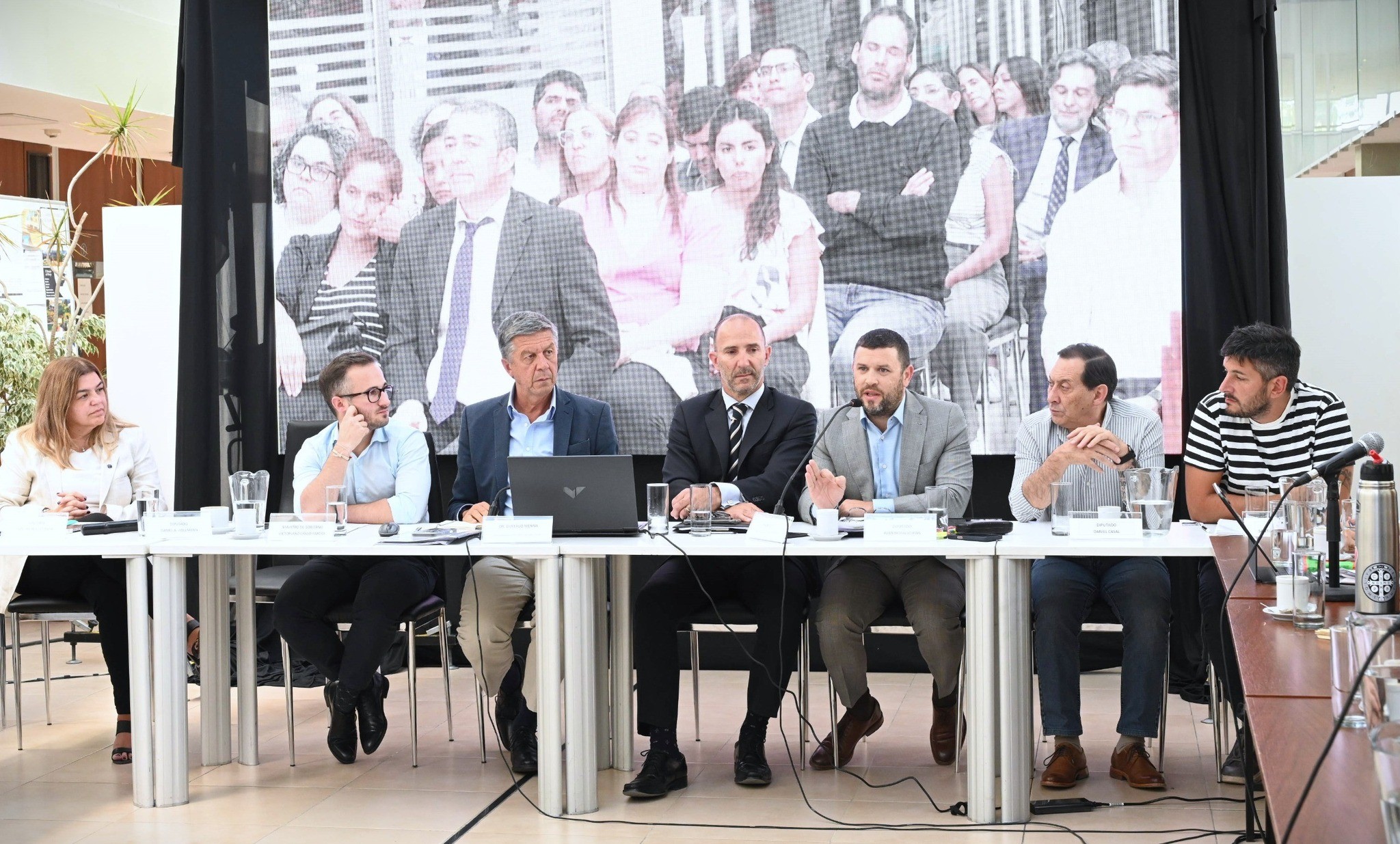 COMBE: Legislatura realizó histórica reunión plenaria, con presencias y exposiciones de profesionales de todo Chubut