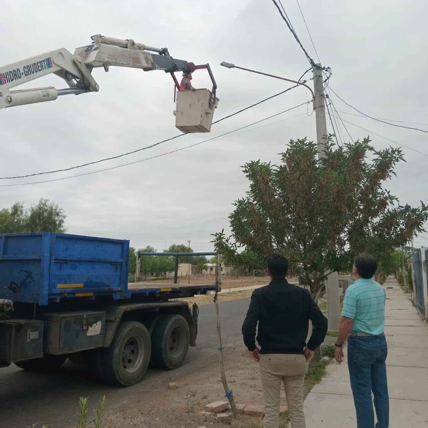 Con recursos propios el municipio de Caucete sigue avanzando en la mejora del alumbrado público en el departamento.