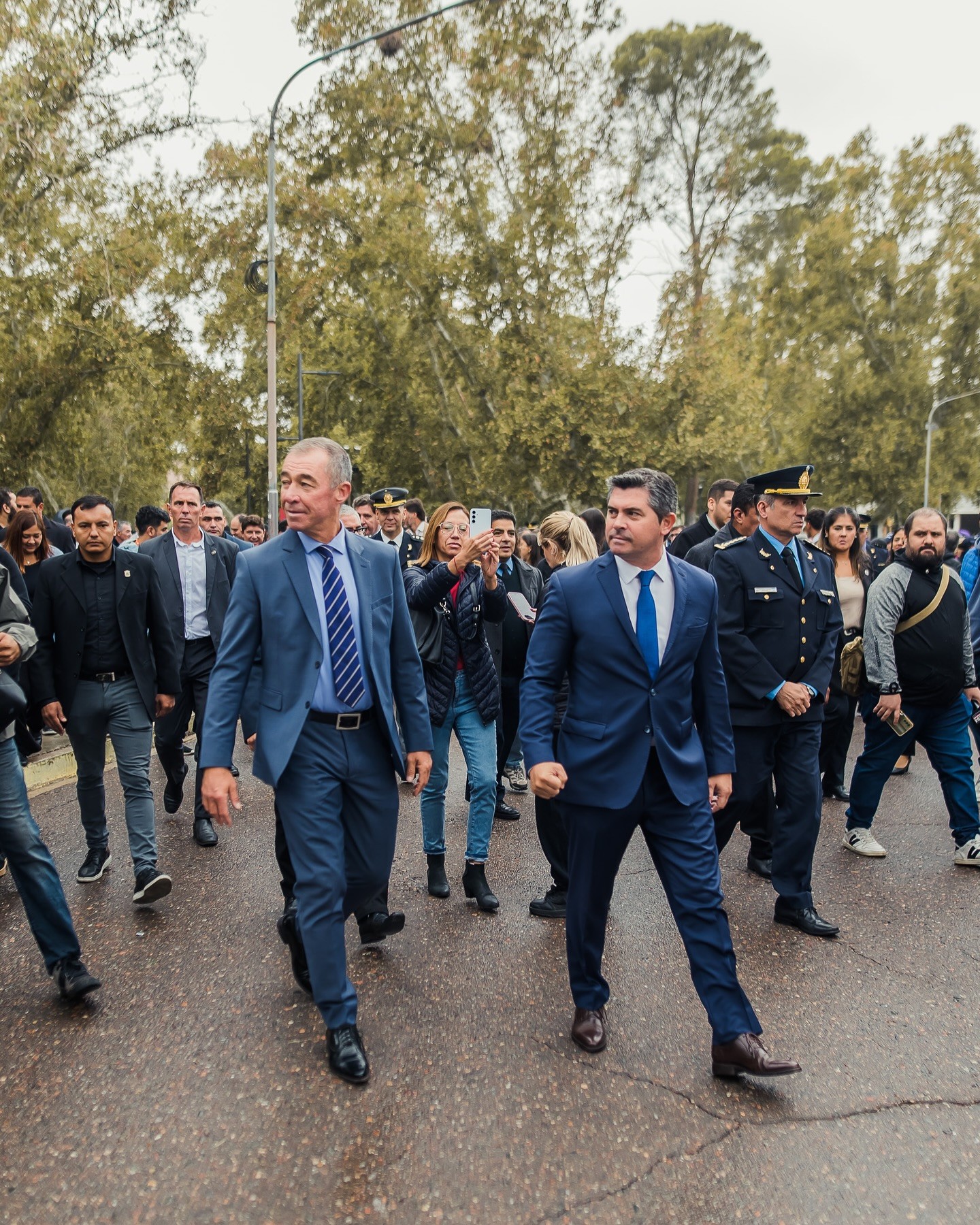 El gobernador Marcelo Orrego junto al Vice Gobernador,Fabian Martin,encabezó el acto de juramento y puesta en funciones de los nuevos diplomados y técnicos en Seguridad Ciudadana, junto con la entrega de movilidades y equipamientos destinados a la Policía de San Juan.
