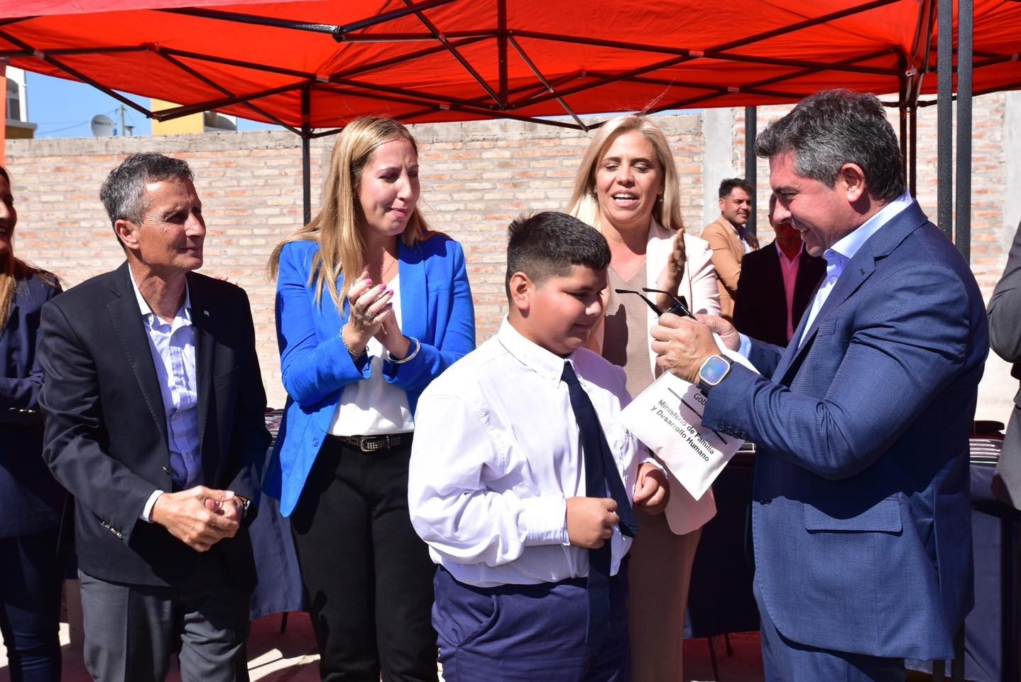 El gobernador de San Juan durante su visita al departamento de Pocito participo de la entrega de anteojos, audífonos y otros elementos junto al ministro de desarrollo humano, Carlos Platero.
