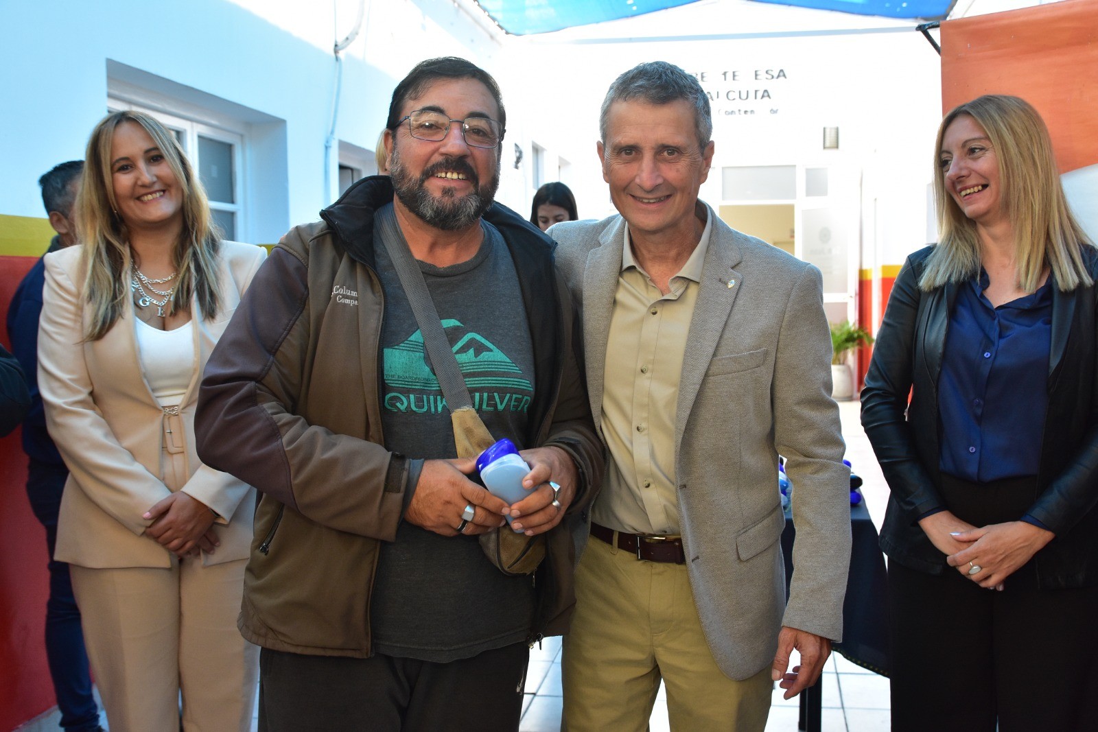 El ministro de Familia y Desarrollo Humano,Carlos Platero,hizo entrega de lentes a residentes temporales del Centro Teresa de Calcuta