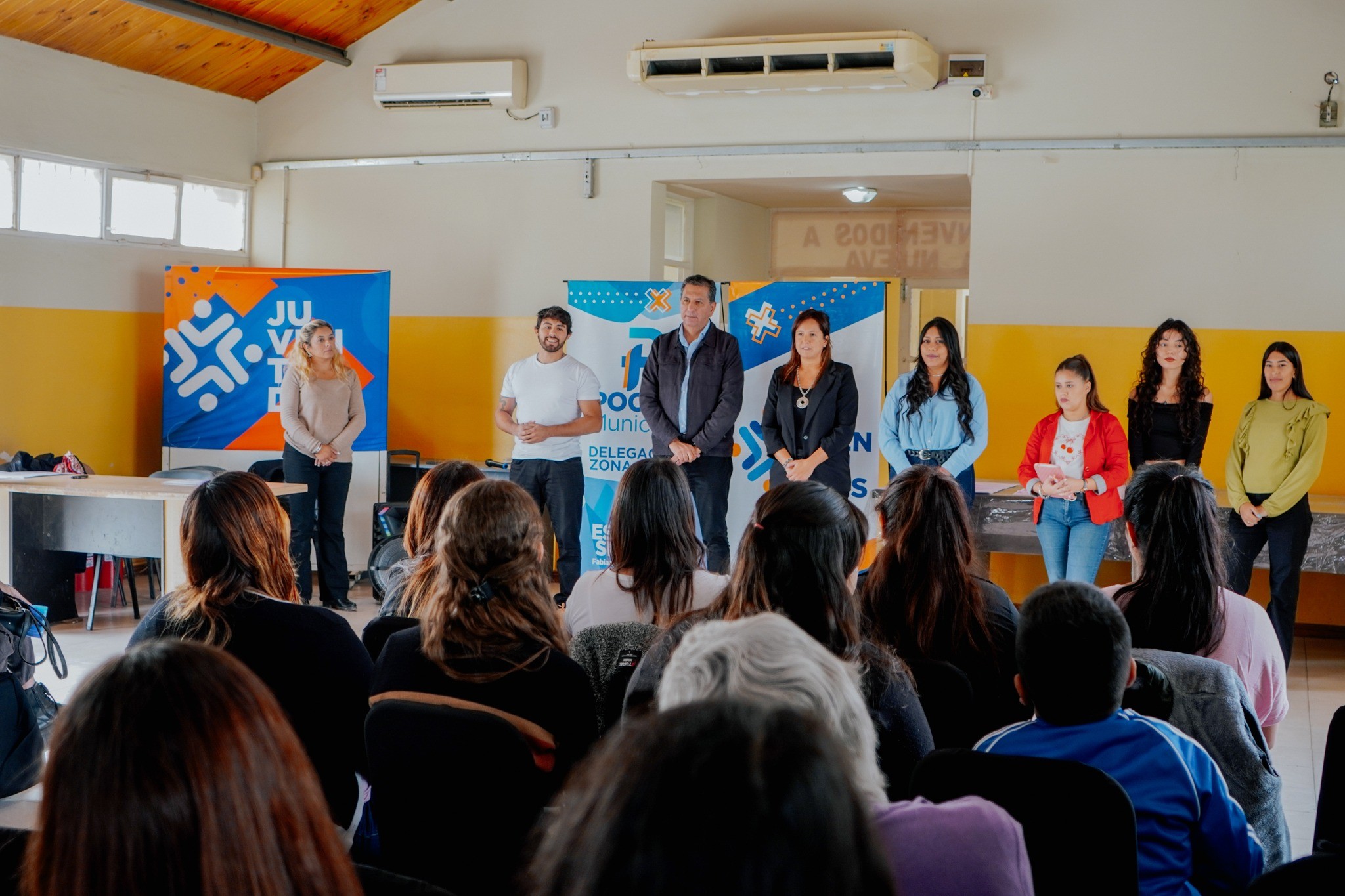 El intendente de Pocito ,Fabián Aballay, encabezó la entrega de certificados a las participantes de los talleres de Pintura, Primeros Auxilios y Trenzas Africanas.