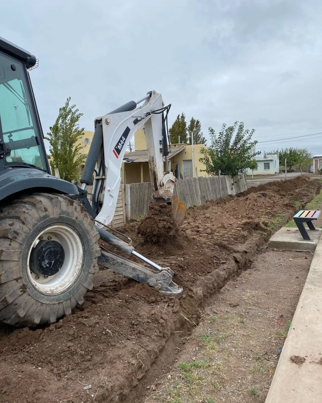 La Direccion de Obras y Servicios del municipio de Sarmiento sigue avanzando con los trabajos de obras importantes en distintos puntos del departamento.