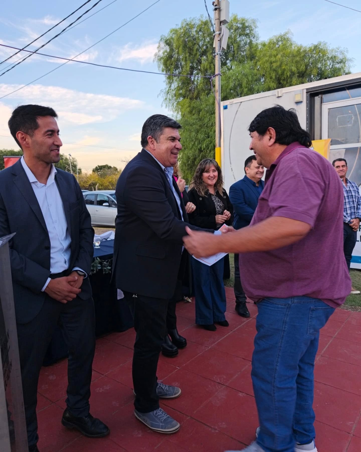 En la plaza Obrero Minero de Los Berros,el intendente Alfredo Castro realizó la entrega de certificados a quienes completaron con éxito el curso de Soldador, dictado en las Aulas Talleres Móviles.