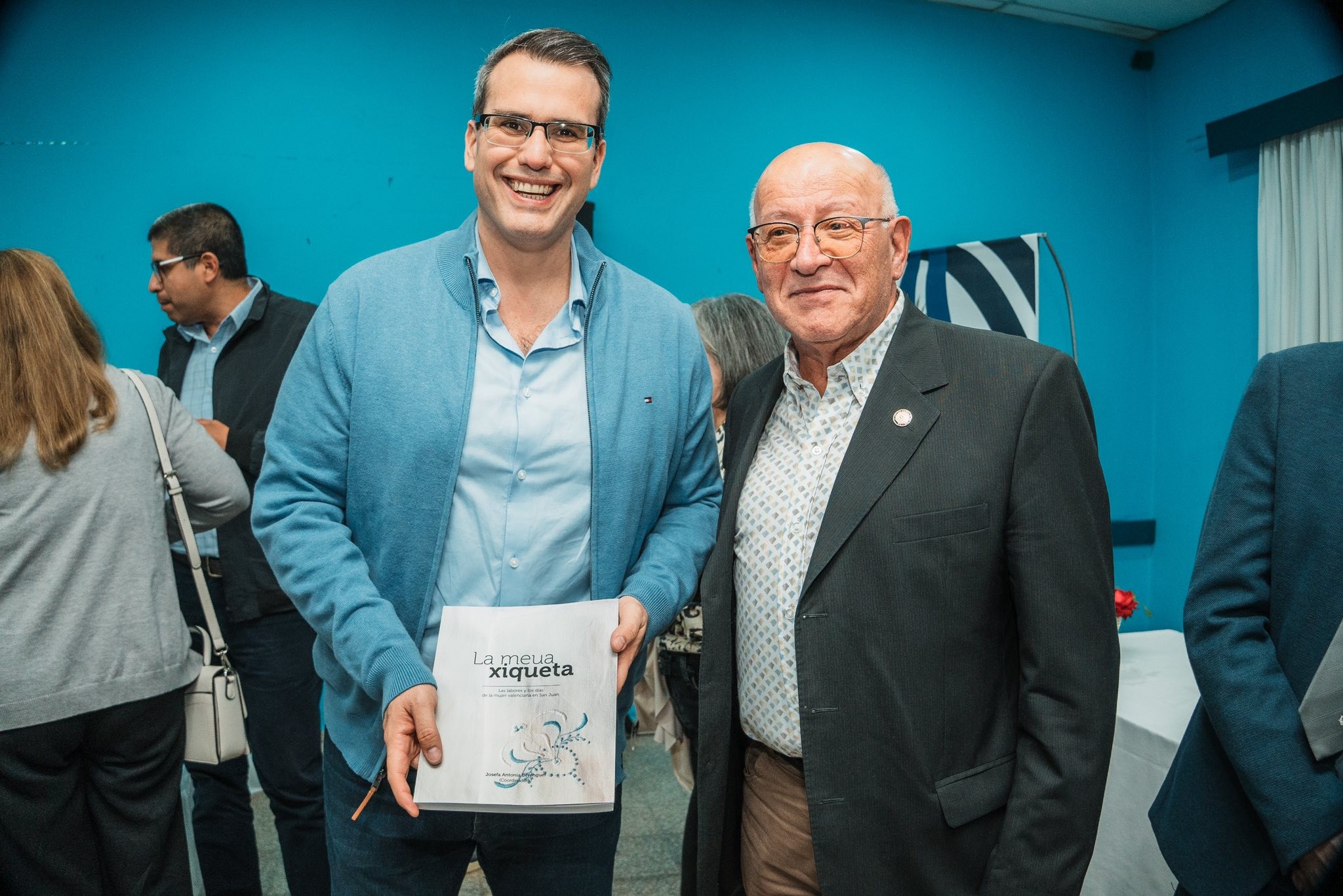El intendente de Rawson,Carlos Munisaga, participo de  la presentación del libro La Meua Xiqueta, de la Prof. Josefa Berenguer.