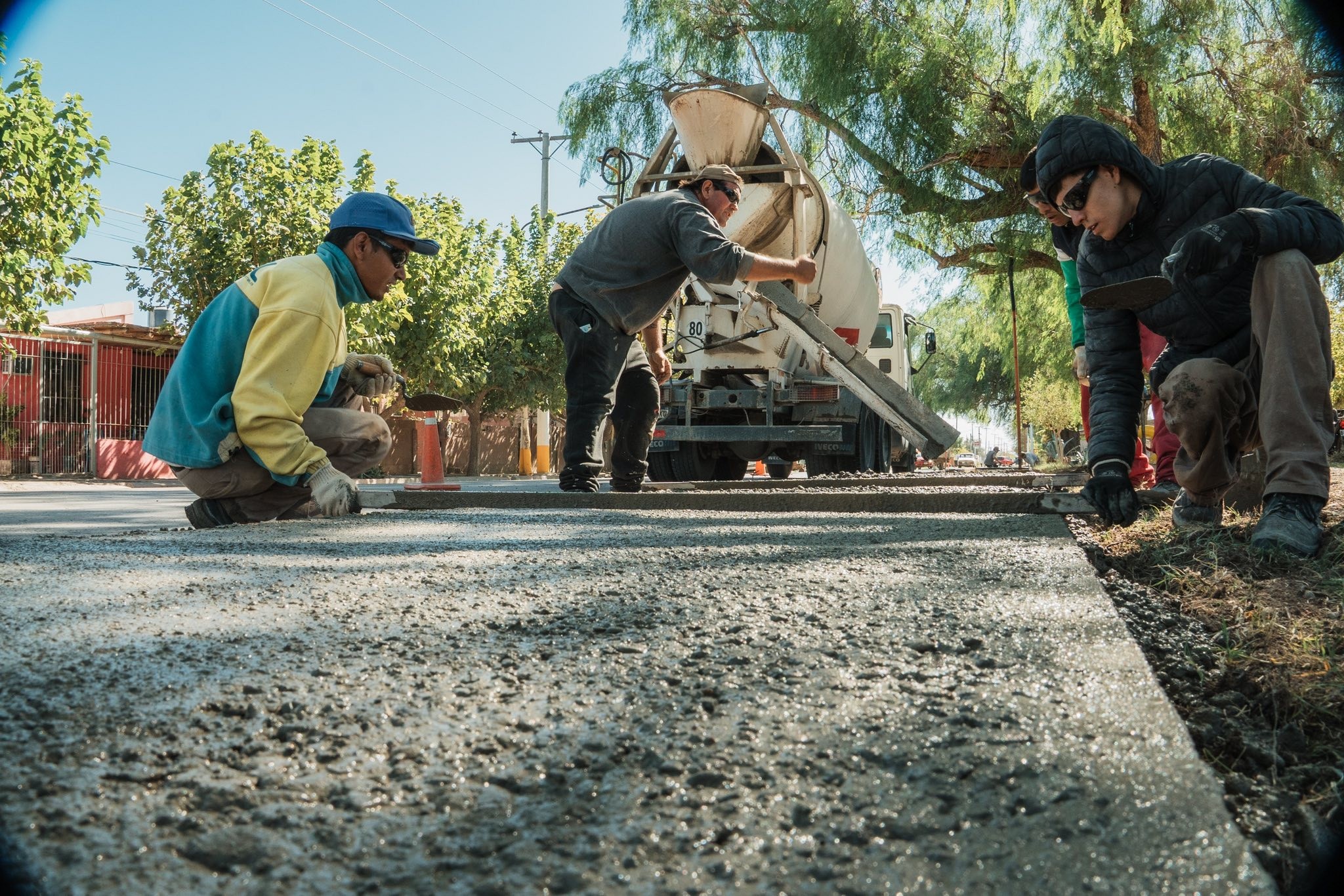 El municipio de Rawson continua realizando trabajos de mantenimiento sobre las calles principales del departamento.