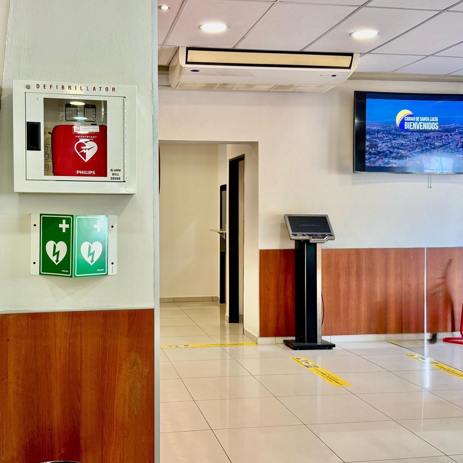 Atendiendo la necesidad de actuar rápidamente en situaciones críticas para salvar vidas, el municipio de Santa Lucia instalo   desfibriladores en el edificio municipal