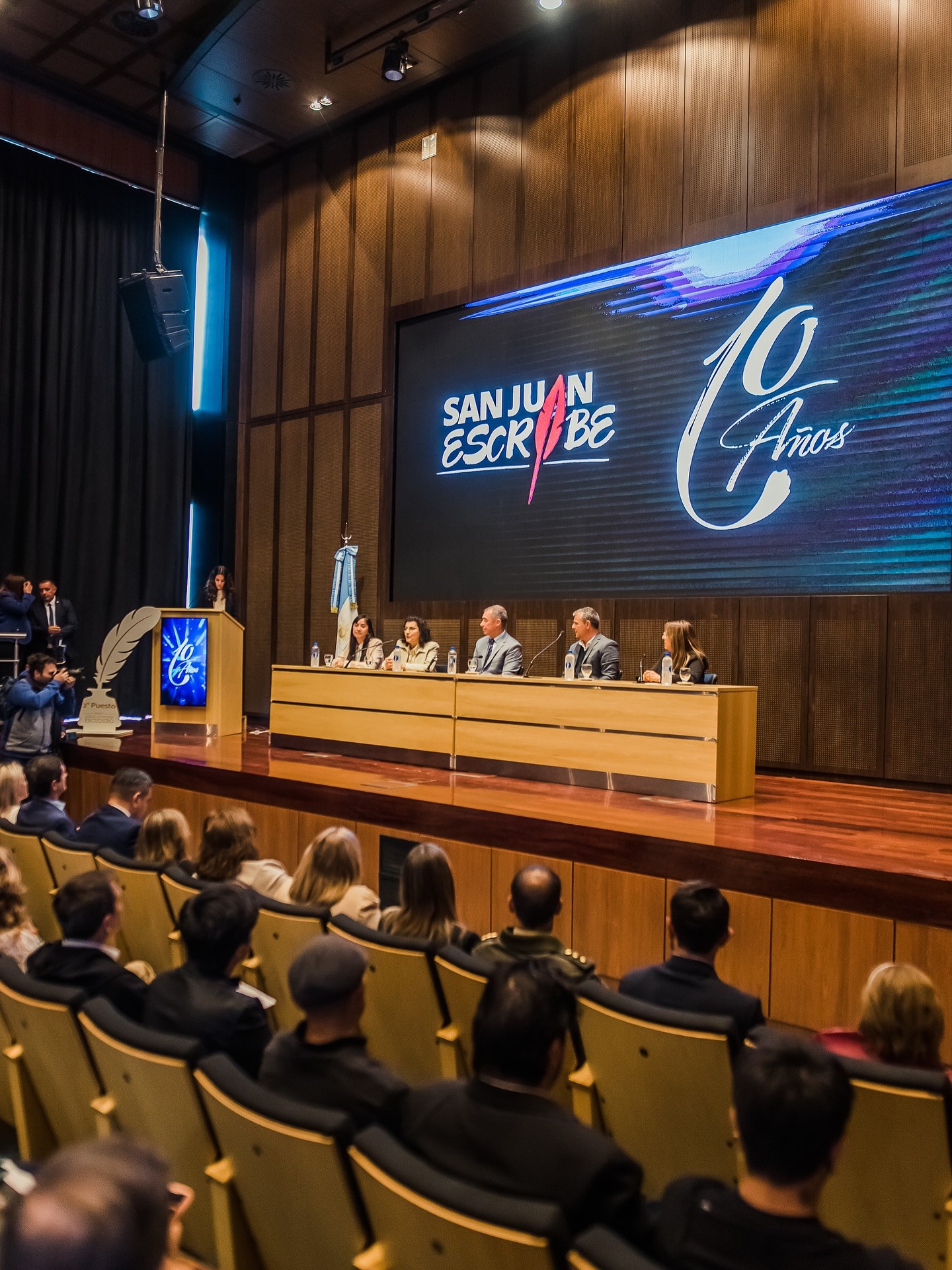 El Vice Gobernador y presidente nato de la Cámara de Diputados de San Juan, Fabián Martin,hizo entrega de  los premios a los ganadores de la edición 2024 de San Juan Escribe que brillaron en cada una de las seis categorías.