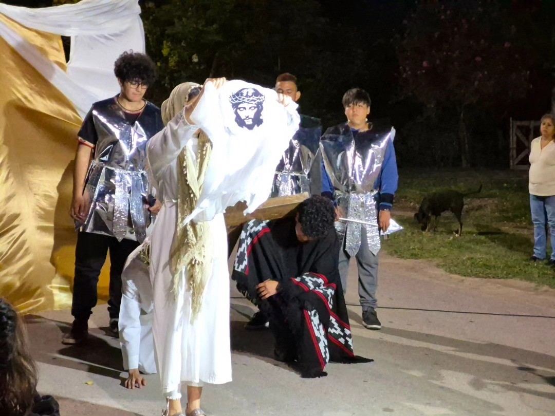 La intendenta de San Martin,Analia Becerra,acompaño  a los vecinos del departamento en el Vía Crucis organizado por la parroquia San Juan Bosco, el cual se realizó en el Complejo Turístico Religioso Ceferino Namuncurá.