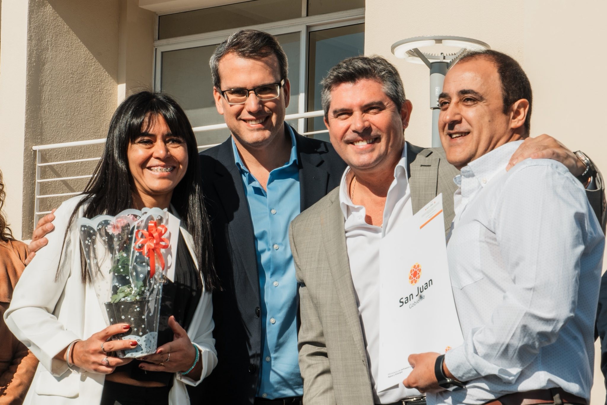 Acompañado por el intendente de Rawson,Carlos Munisaga,el gobernador Marcelo Orrego dio las llaves de su vivienda propia a 72 familias de ese departamento.